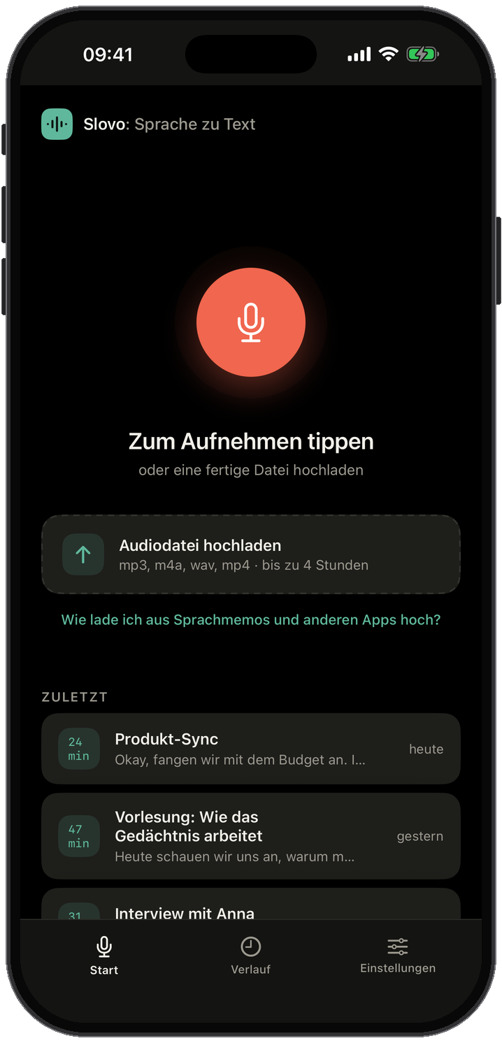 Startbildschirm von Slovo: ein großer Aufnahmeknopf, ein Bereich zum Hochladen von Audiodateien und die Liste der letzten Transkripte