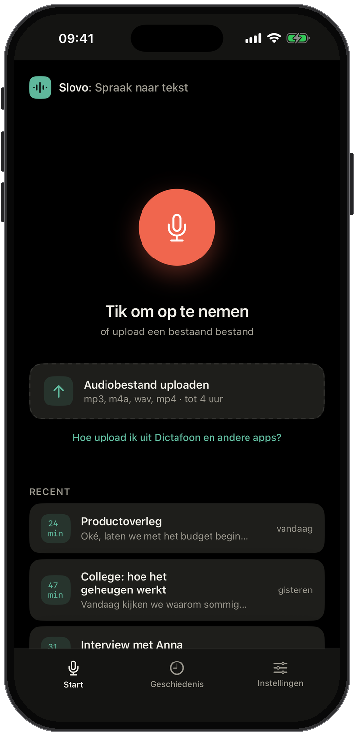 Beginscherm van Slovo: een grote opnameknop, een uploadvak voor audiobestanden en de lijst met recente transcripties