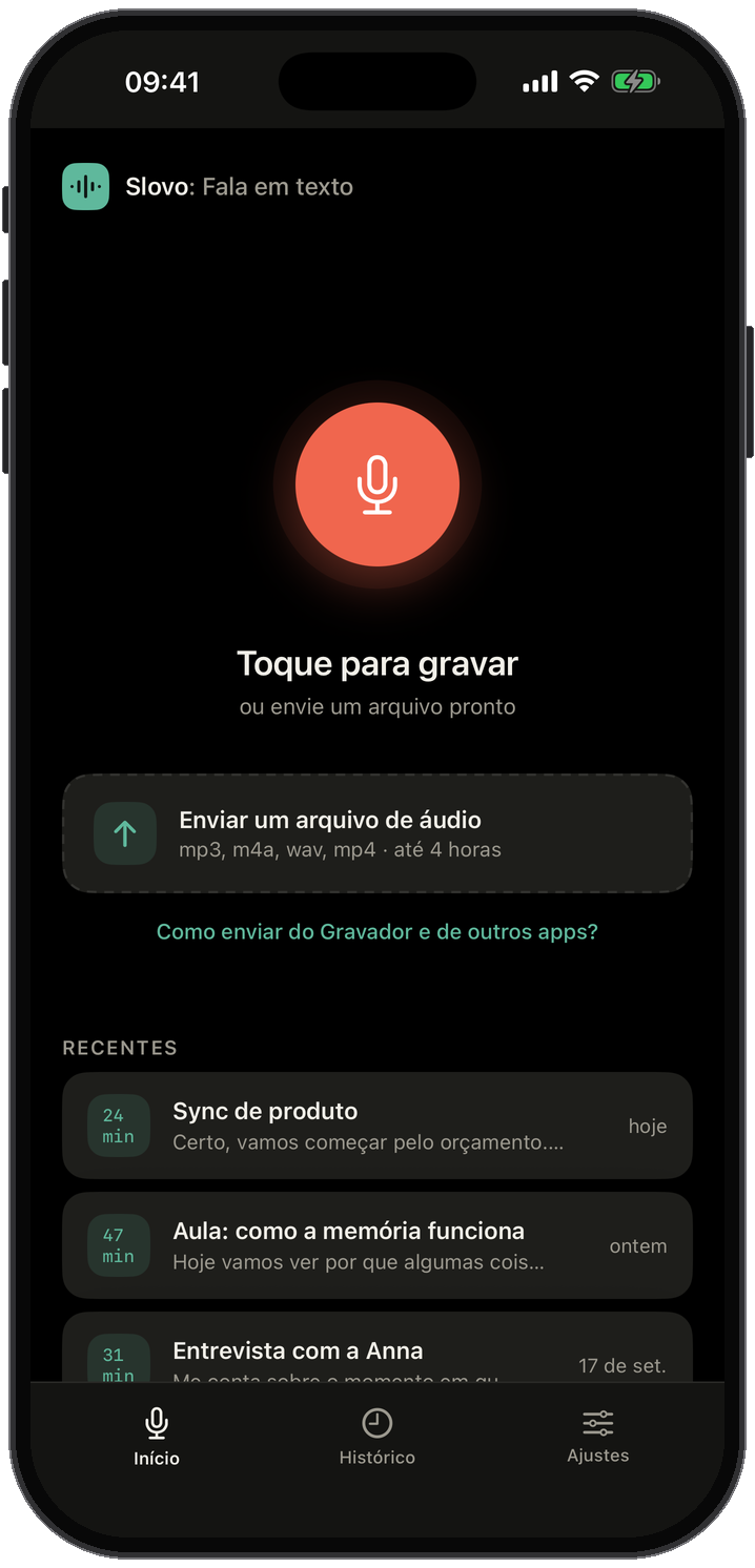 Tela inicial do Slovo: um botão grande de gravação, uma área para enviar arquivos de áudio e a lista de transcrições recentes